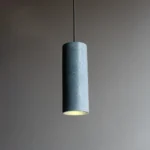 Pendente cilíndrico longo de concreto azul