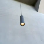 Pendente cilíndrico longo de concreto preto